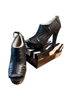 New in Box Pink & Pepper Black Cutout Peep-Toe Platform Pump